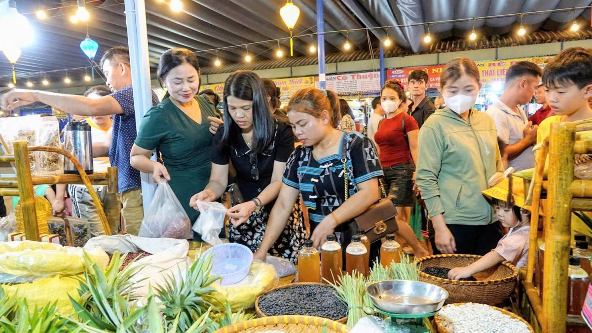 Lan tỏa văn hóa bản địa và giá trị nông sản từ Phiên chợ quê Hòa Vang