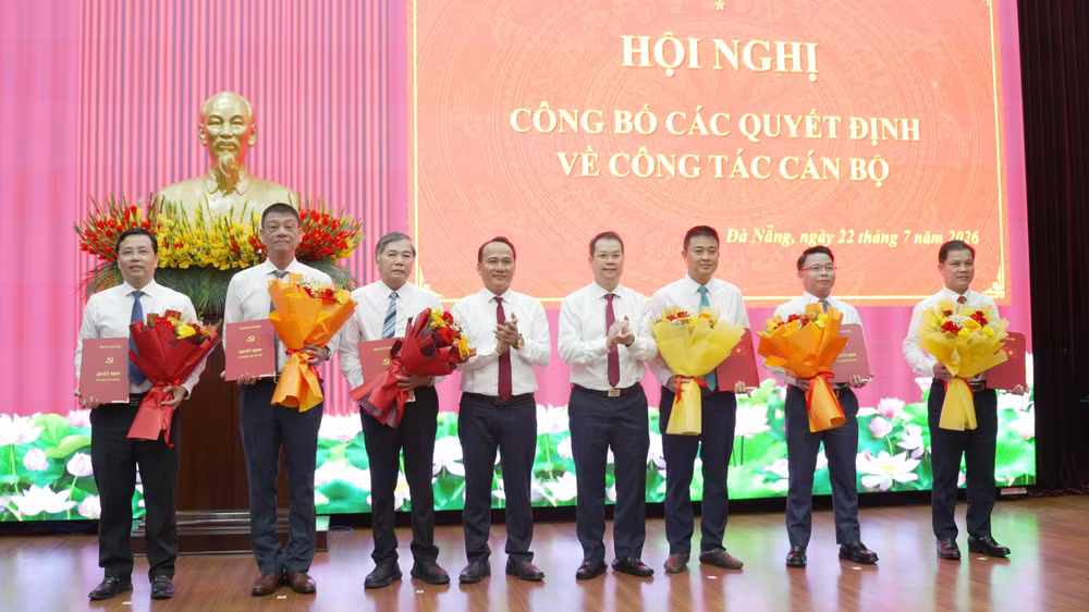 Lãnh đạo TP Đà Nẵng trao quyết định điều động, bổ nhiệm cán bộ tại Hội nghị công bố các quyết định về công tác cán bộ ngày 22/7.