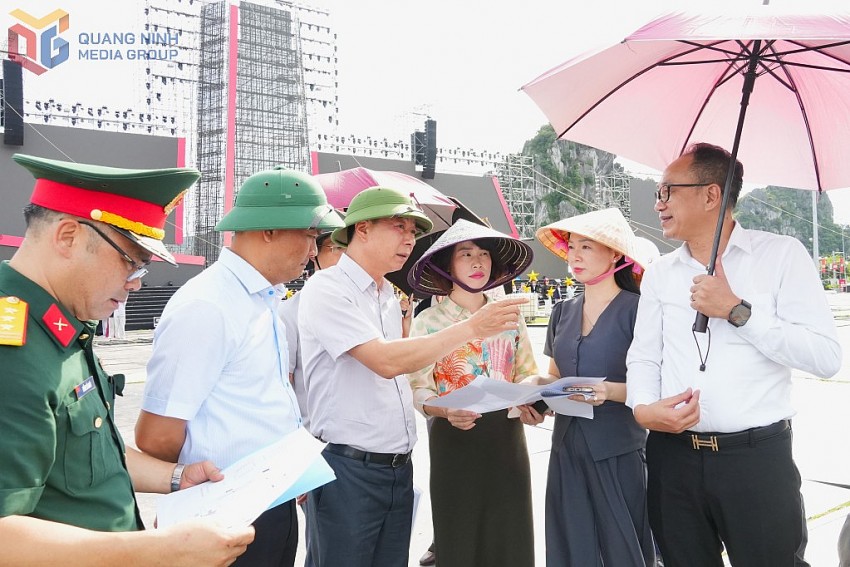 Ông Lê Văn Ánh, Phó Chủ tịch UBND tỉnh chỉ đạo công tác chuẩn bị, đón tiếp đại biểu. Ảnh: QMG