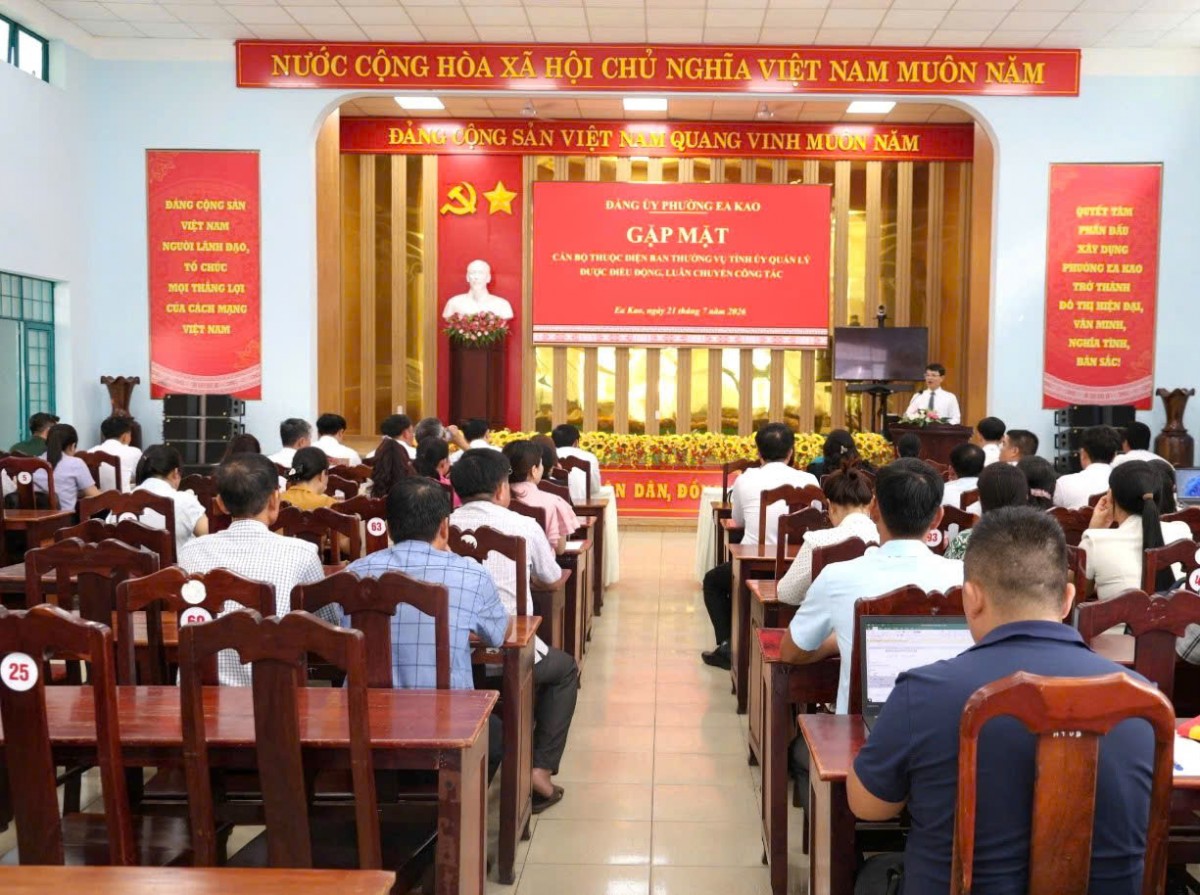 Đảng ủy phường Ea Kao gặp mặt cán bộ thuộc diện Ban Thường vụ Tỉnh ủy điều động công tác