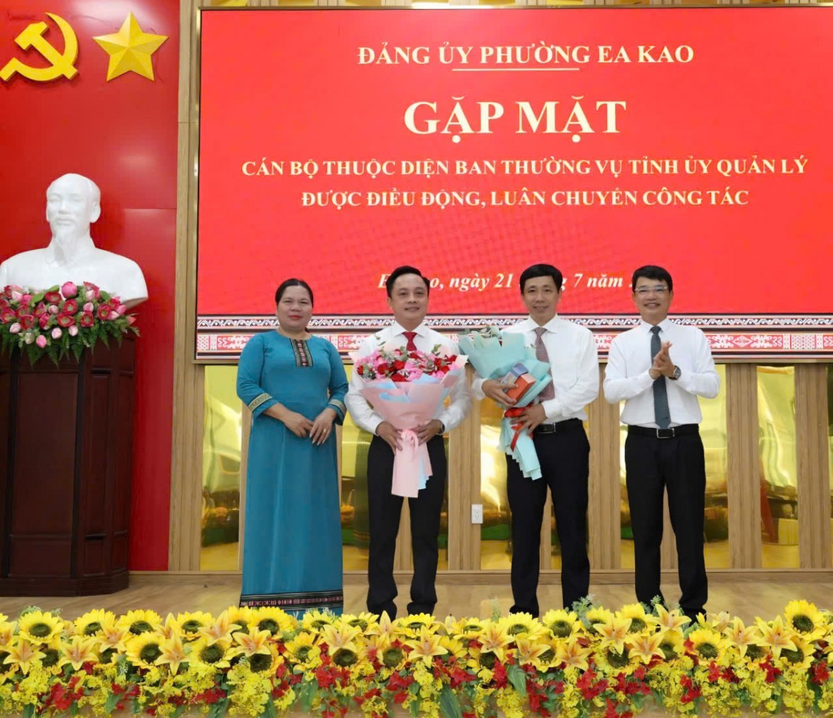 Đảng ủy phường Ea Kao gặp mặt cán bộ thuộc diện Ban Thường vụ Tỉnh ủy điều động công tác