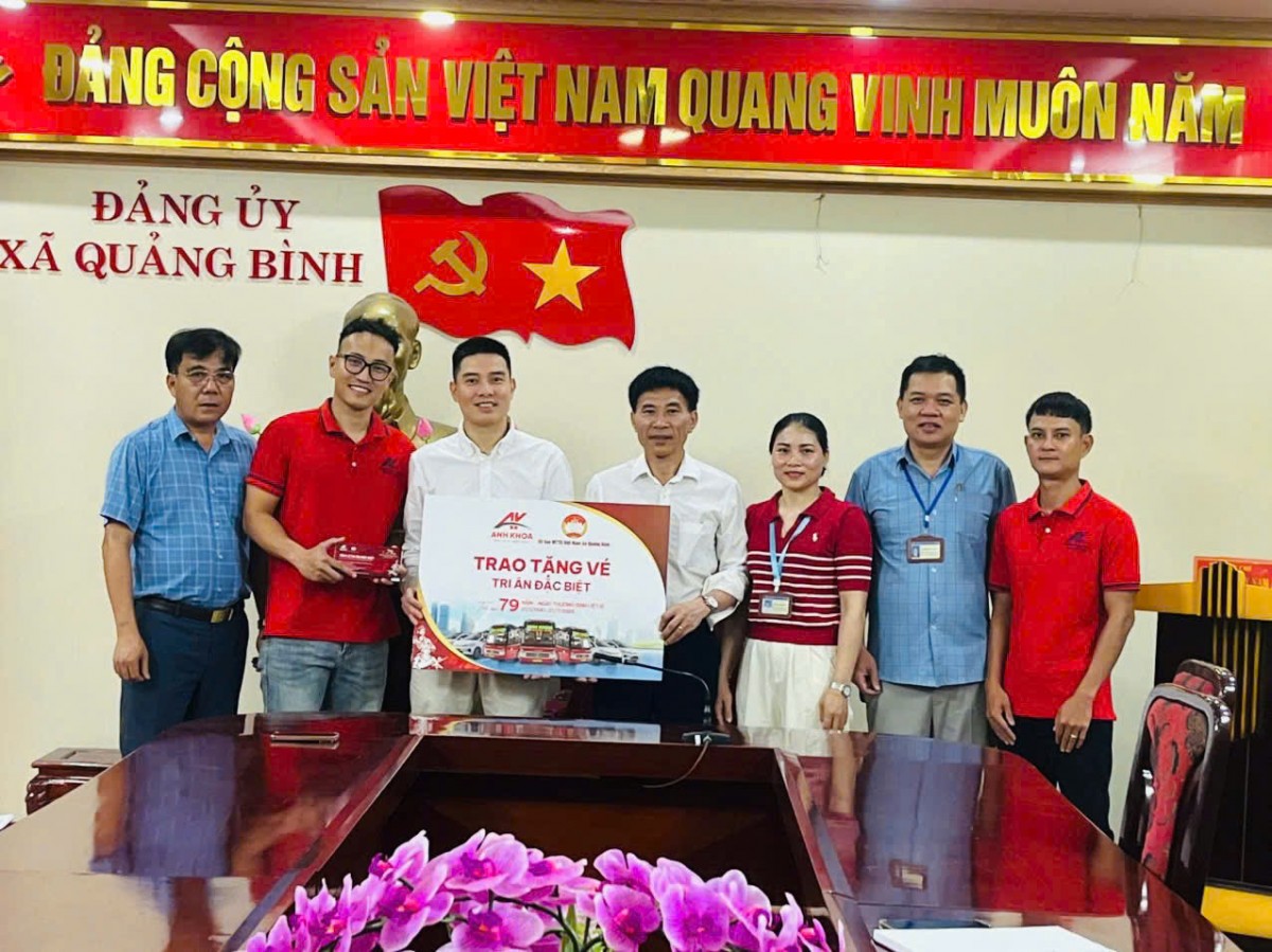 Trao tặng “vé tri ân đặc biệt” cho người có công với cách mạng