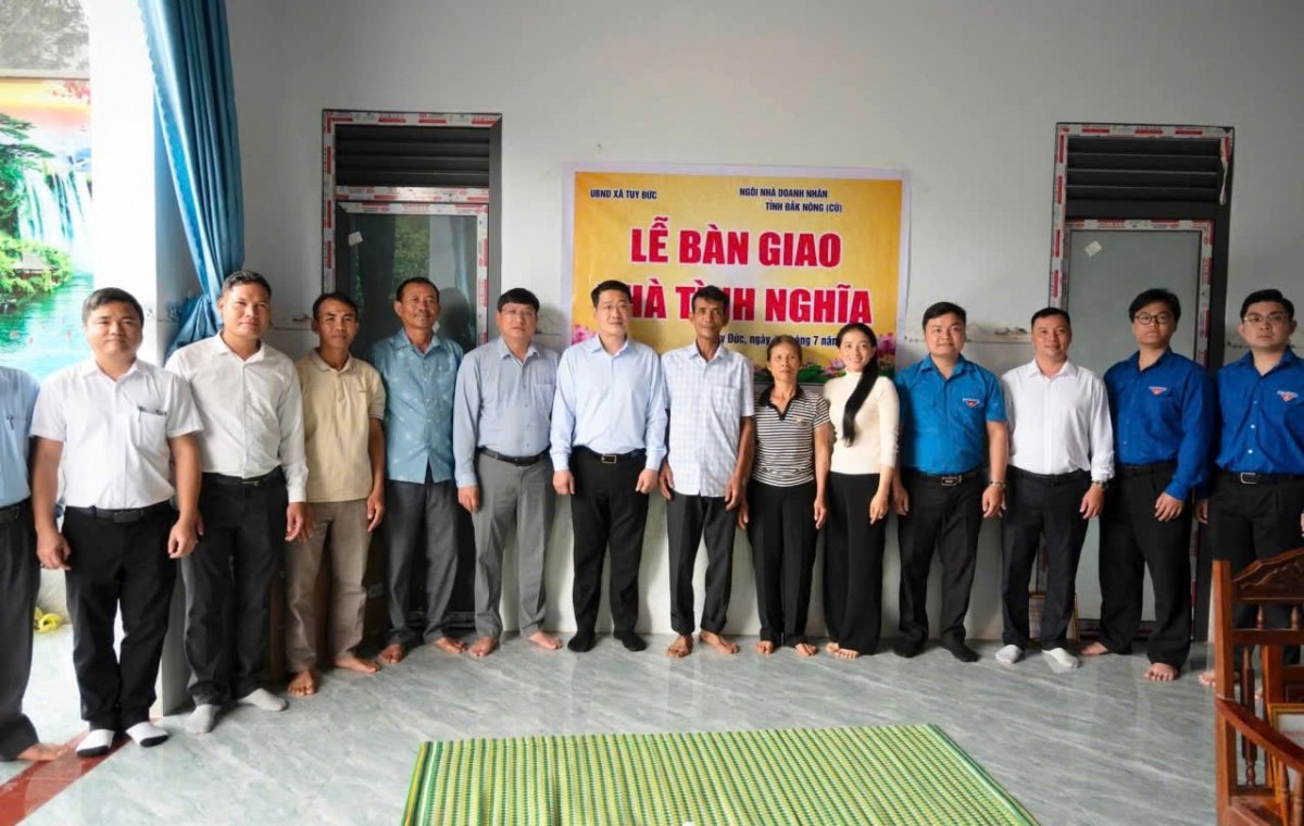 Xã Tuy Đức bàn giao Nhà tình nghĩa cho gia đình có hoàn cảnh khó khăn