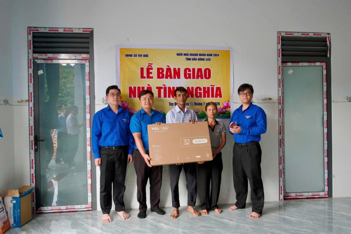 Xã Tuy Đức bàn giao Nhà tình nghĩa cho gia đình có hoàn cảnh khó khăn