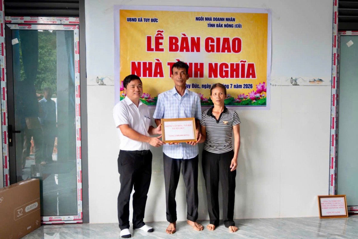 Xã Tuy Đức bàn giao Nhà tình nghĩa cho gia đình có hoàn cảnh khó khăn