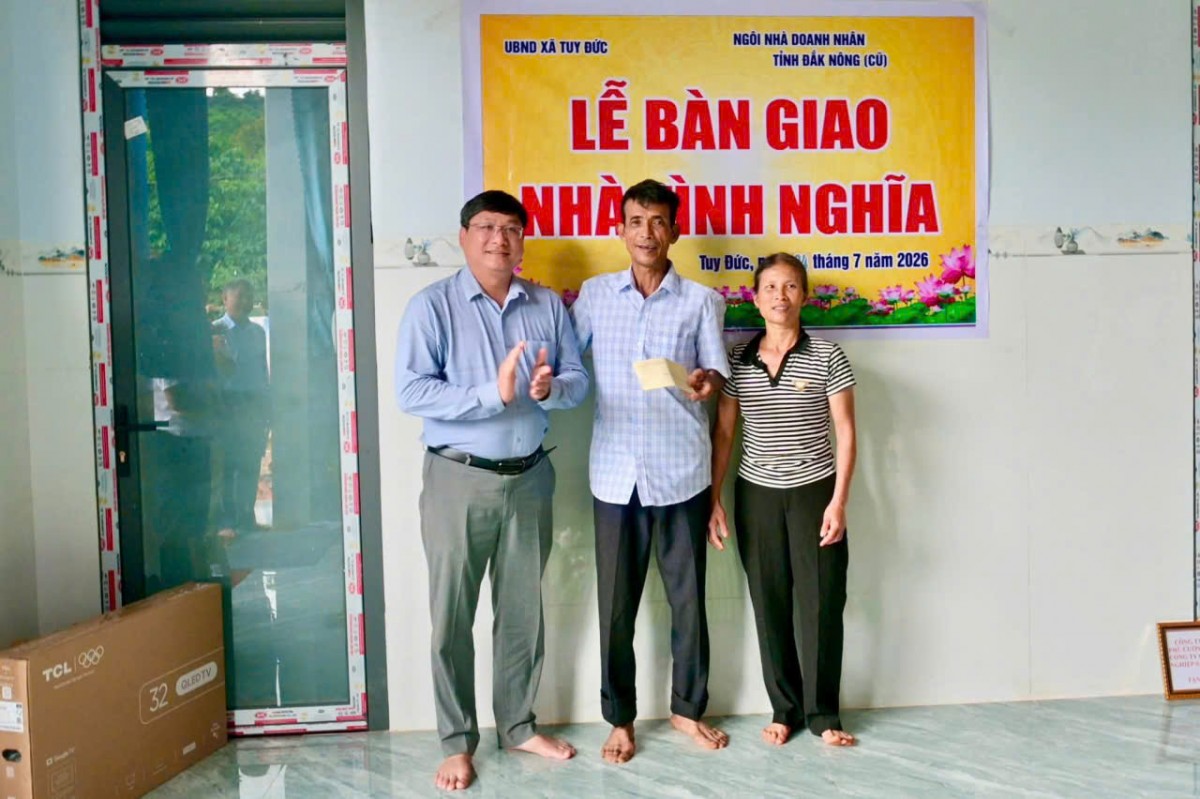 Xã Tuy Đức bàn giao Nhà tình nghĩa cho gia đình có hoàn cảnh khó khăn