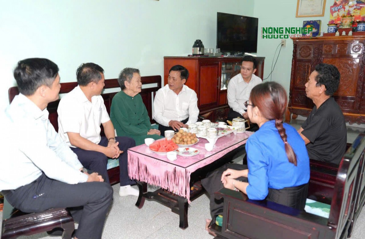 Chánh án TAND tỉnh Lâm Đồng thăm, tặng quà tri ân Mẹ Việt Nam Anh hùng nhân dịp 27/7