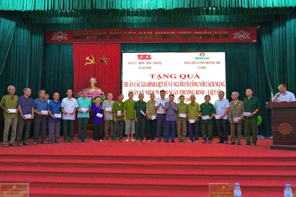 Phân bón Cà Mau trao tặng 600 triệu đồng tri ân gia đình chính sách nhân kỷ niệm 79 năm Ngày Thương binh - Liệt sĩ