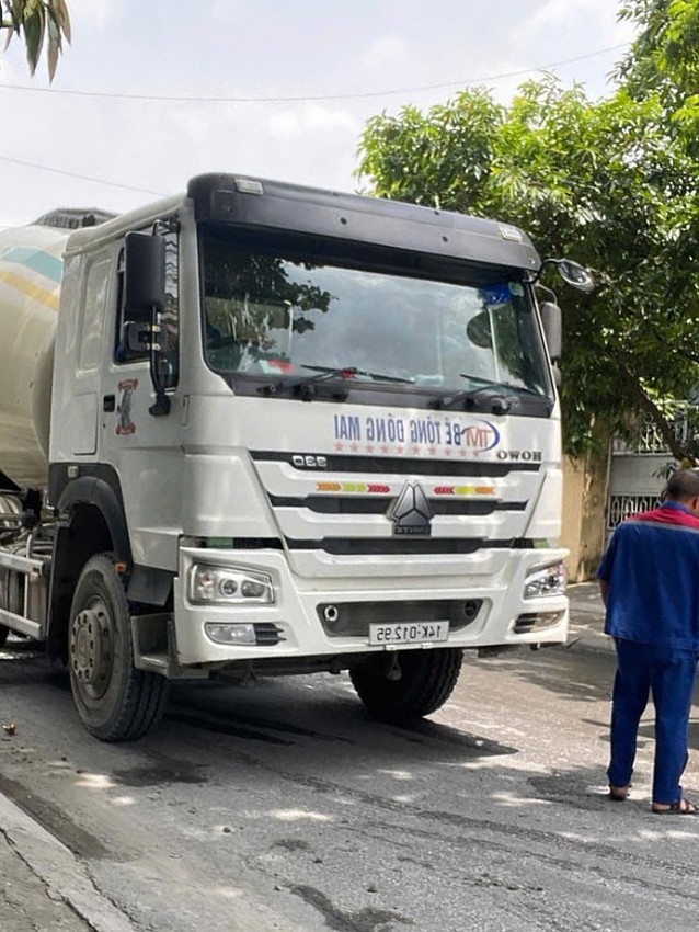 Đơn vị thi công sửa chữa đường. A:Duy Tùng