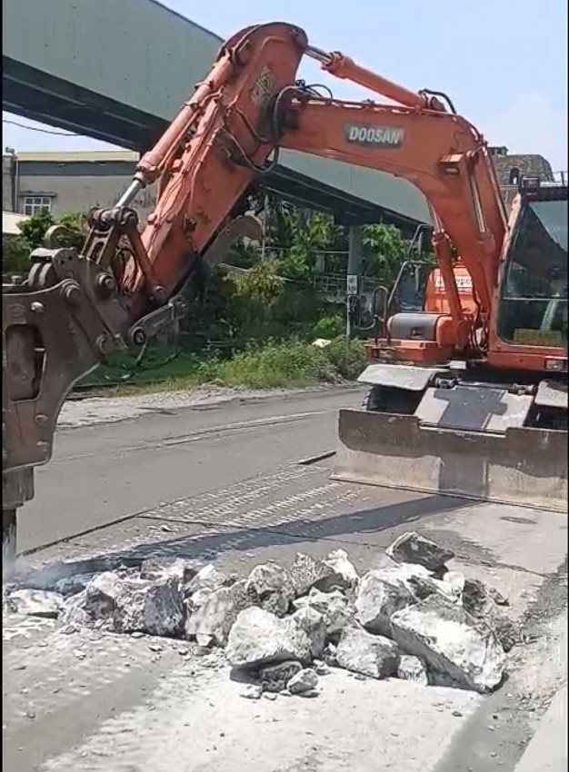 Đơn vị thi công sửa chữa đường. A:Duy Tùng