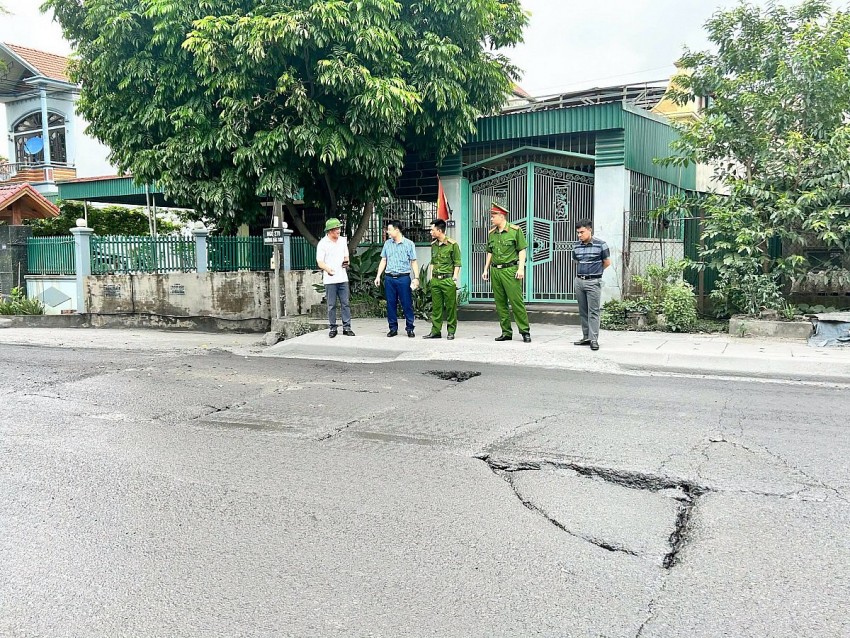 Phó Chủ tịch UBND phường Vàng Danh cùng đại diện các lực lượng chức năng, Công an phường đã trực tiếp đi kiểm tra thực tế tại tuyến đường chuyên dùng tại khu Bắc Sơn 3. 