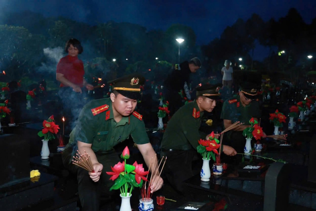 Tuổi trẻ Đắk Lắk thắp sáng 2.403 phần mộ anh hùng liệt sĩ nhân ngày 27/7