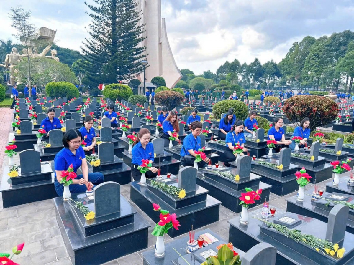Tuổi trẻ Đắk Lắk thắp sáng 2.403 phần mộ anh hùng liệt sĩ nhân ngày 27/7