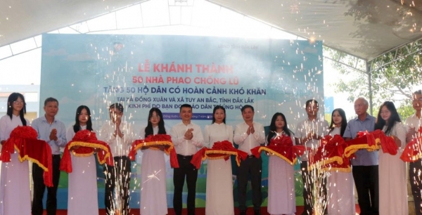 Đắk Lắk: Tặng 50 nhà phao chống lũ cho các hộ dân có hoàn cảnh khó khăn