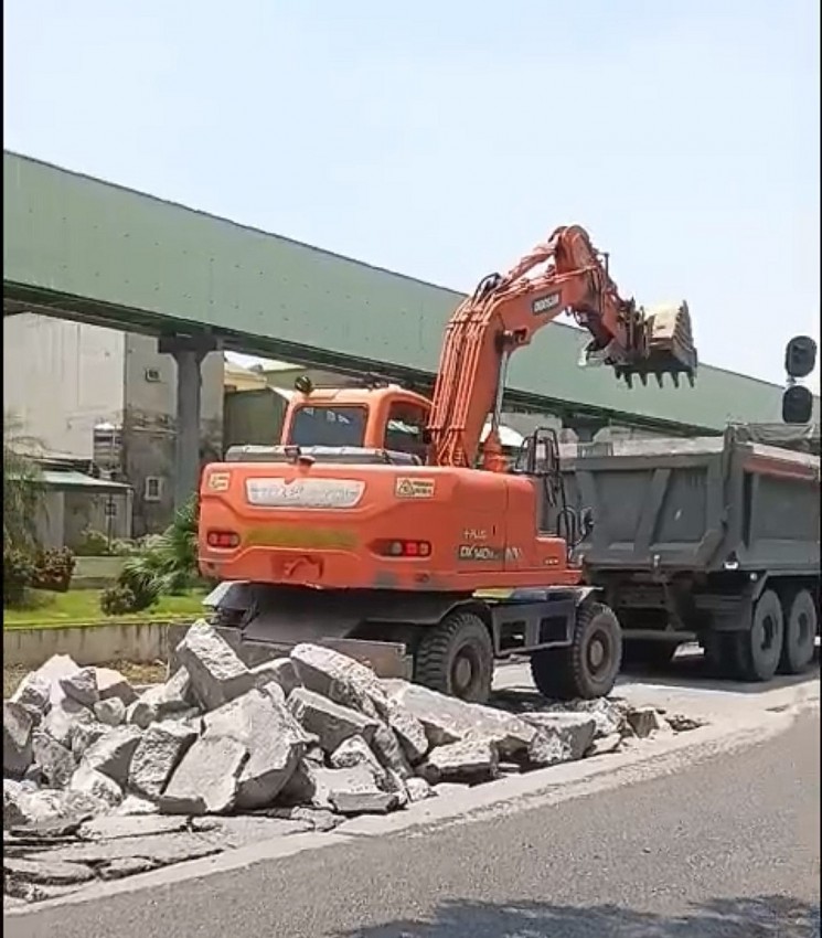 Các phần đường hư hỏng đều được đục và đổ bê tông mới.