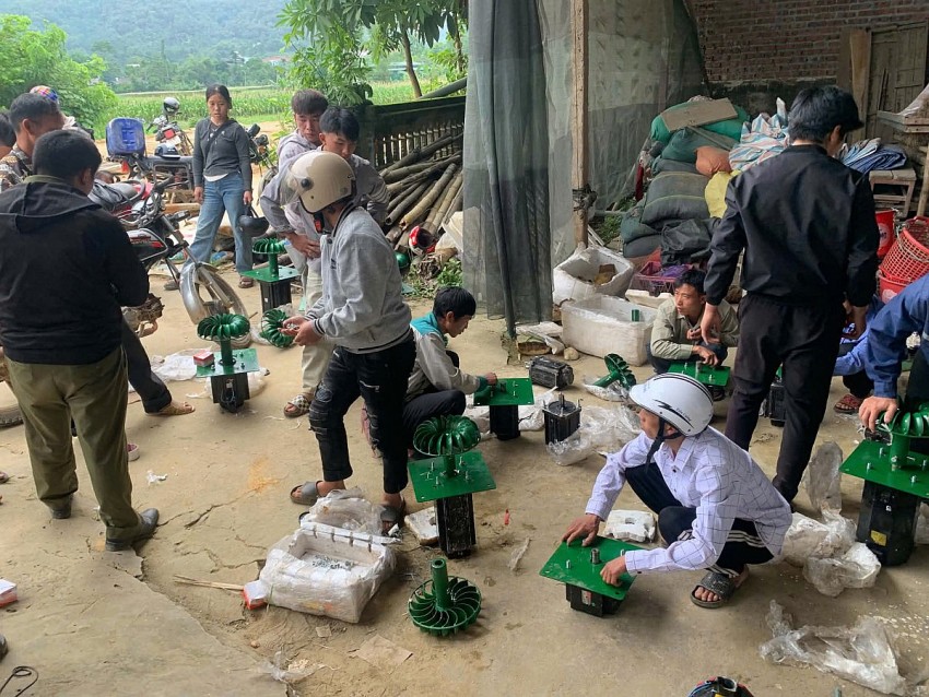 Ánh sáng về với vùng cao Làng Mảnh: Trao tặng 20 máy tua-bin điện nước cho đồng bào H'mông