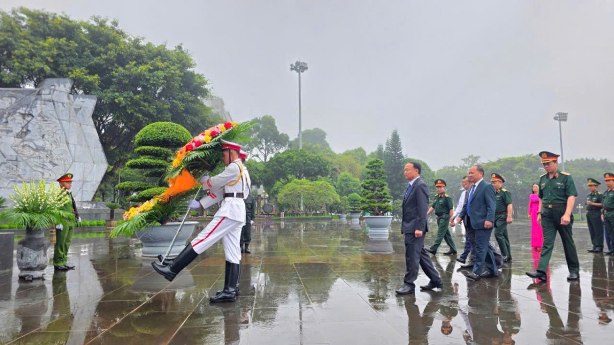 Gia Lai: Lãnh đạo dâng hoa, dâng hương Chủ tịch Hồ Chí Minh và viếng các Anh hùng liệt sĩ