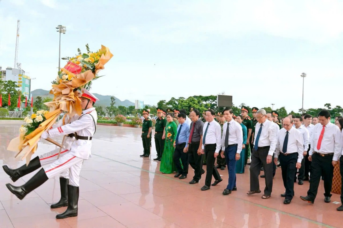 Gia Lai: Lãnh đạo dâng hoa, dâng hương Chủ tịch Hồ Chí Minh và viếng các Anh hùng liệt sĩ
