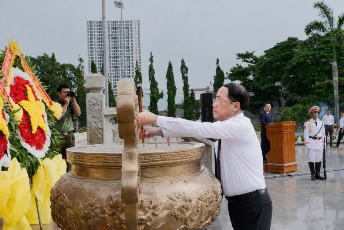 Gia Lai: Lãnh đạo dâng hoa, dâng hương Chủ tịch Hồ Chí Minh và viếng các Anh hùng liệt sĩ