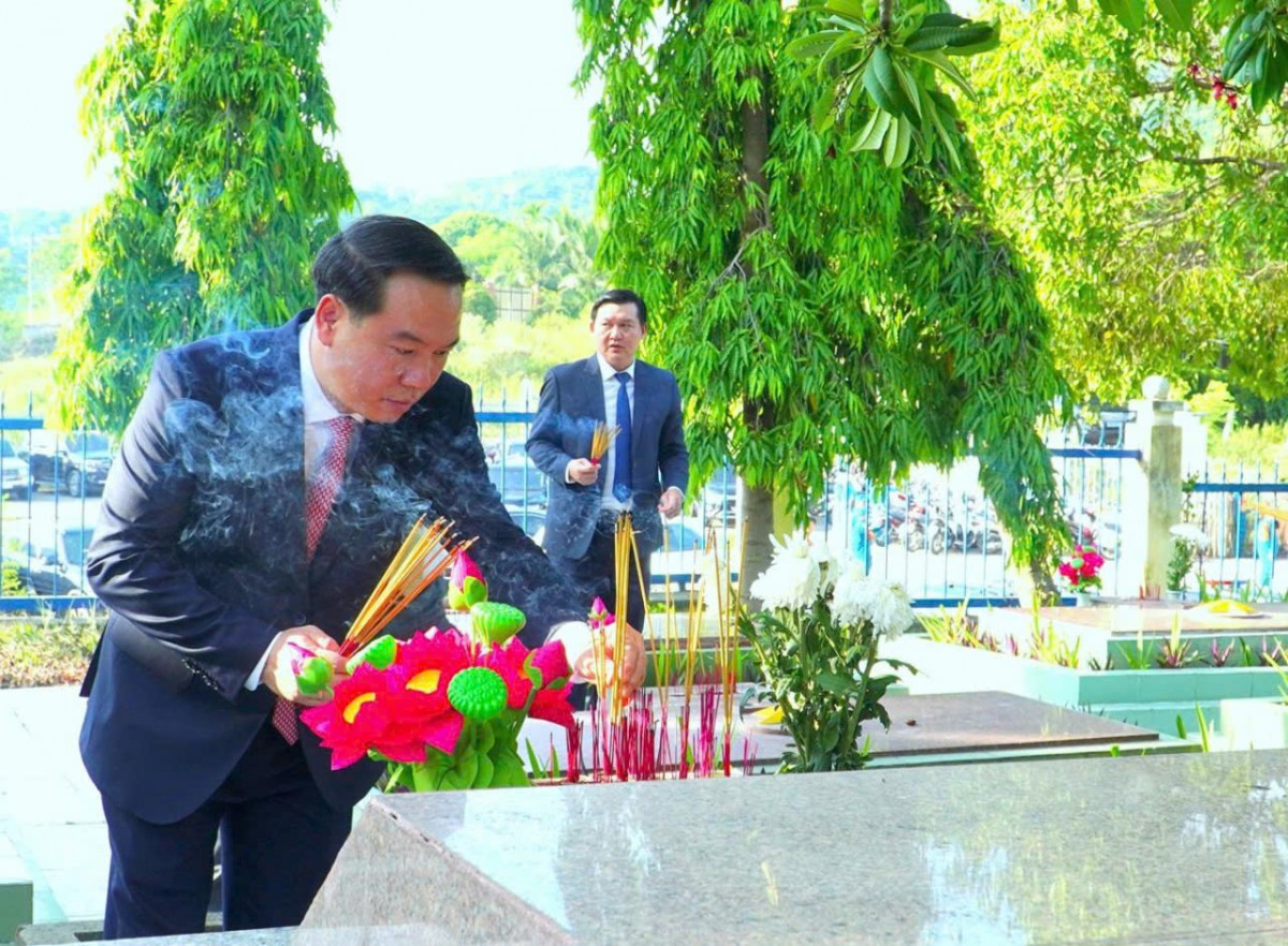 Khánh Hòa dâng hương, dâng hoa tưởng niệm các anh hùng liệt sĩ nhân dịp 27/7