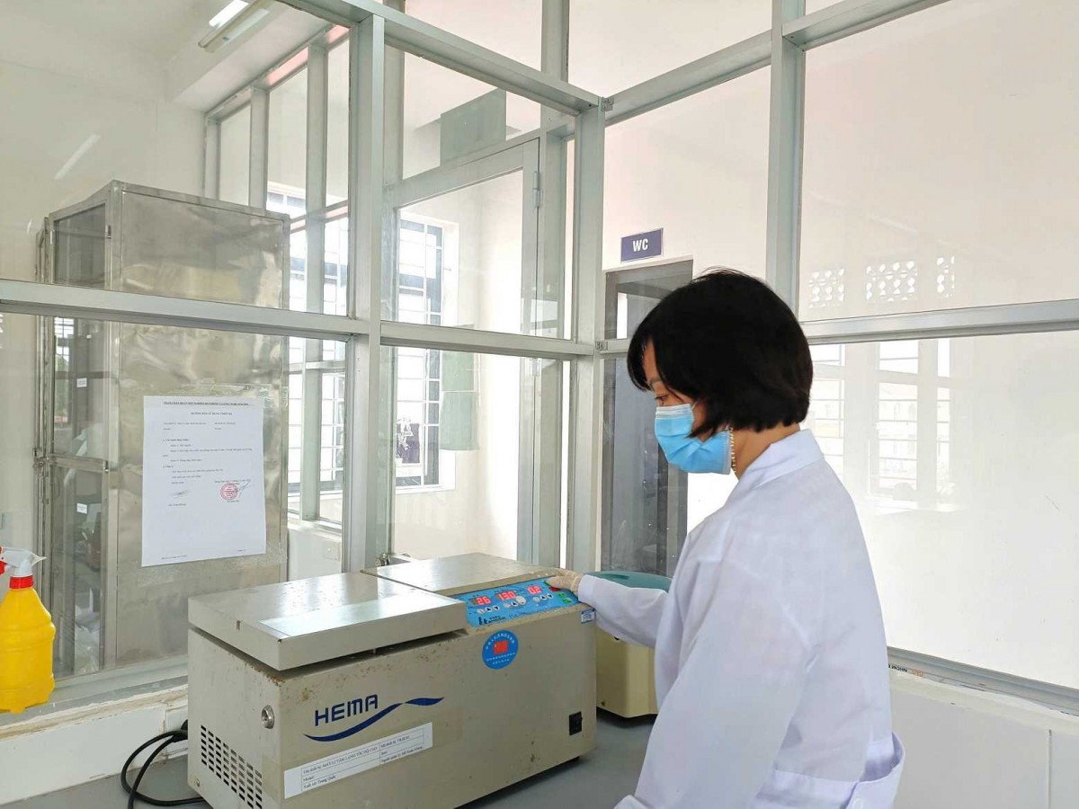 Cán bộ Trạm Chẩn đoán xét nghiệm dịch bệnh và Công nghệ sinh học thực hiện các xét nghiệm.