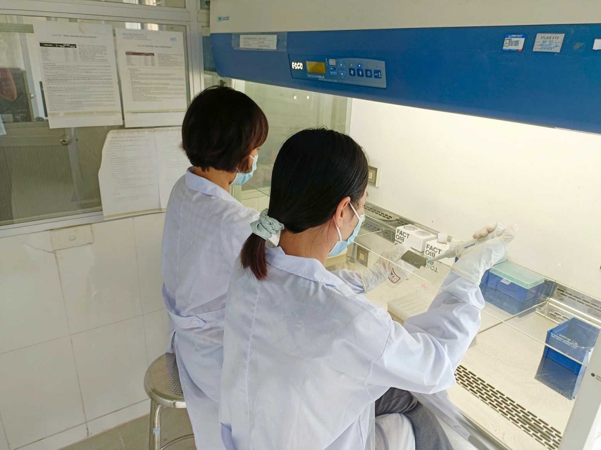 Cán bộ Trạm Chẩn đoán xét nghiệm dịch bệnh và Công nghệ sinh học thực hiện các xét nghiệm.