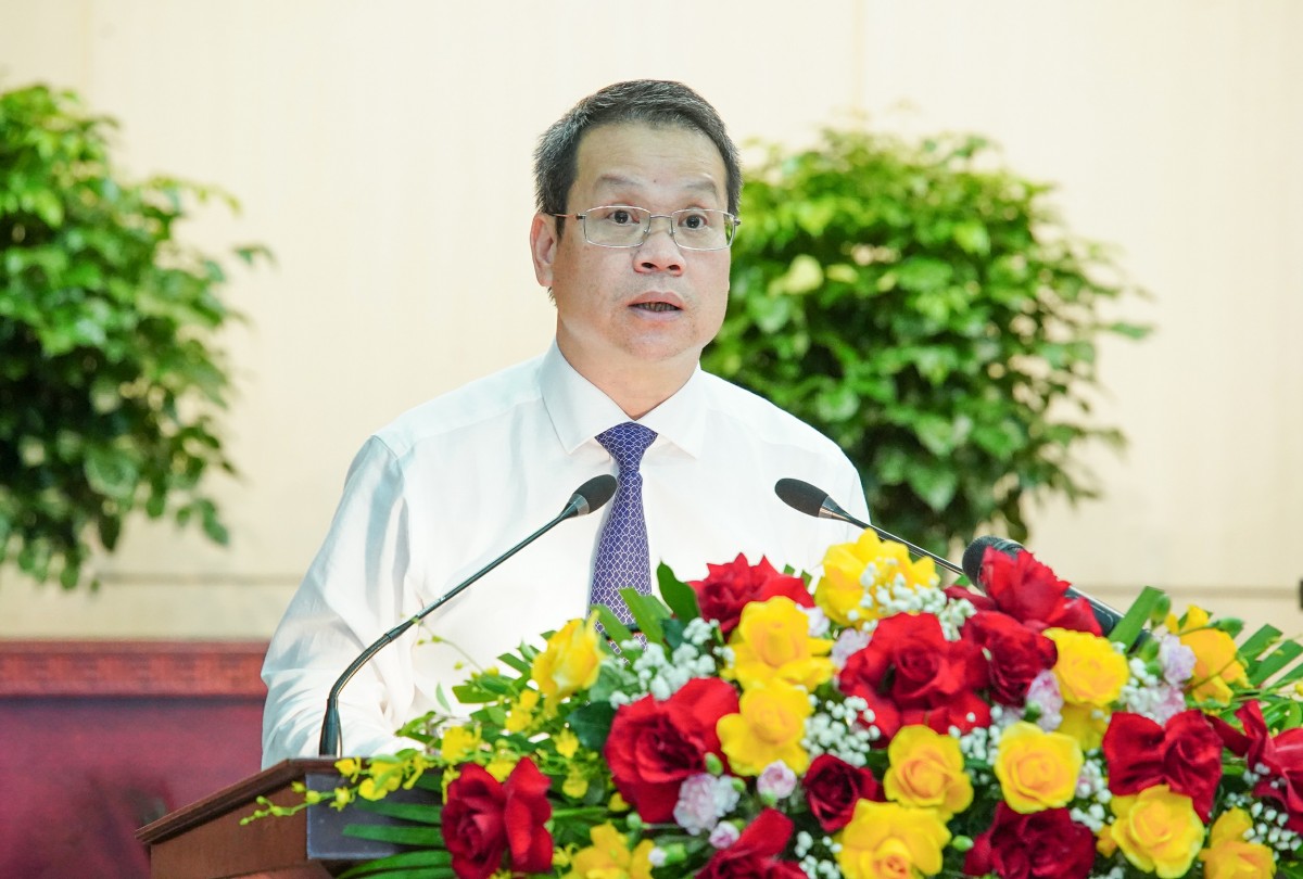 Phó Bí thư Thành ủy, Chủ tịch UBND thành phố Nguyễn Mạnh Hùng thông qua tờ trình đề nghị kiện toàn công tác nhân sự.