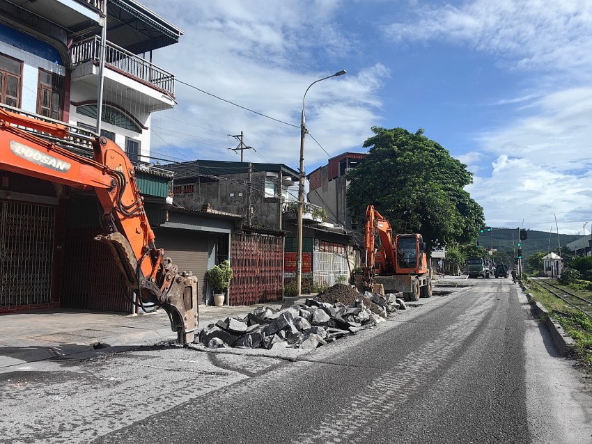 Doanh nghiệp đã huy động máy xúc chuyên dụng, phương tiện cùng nhân lực khẩn trương tiến hành. Ảnh: Duy Tùng Doanh nghiệp đã huy động máy xúc chuyên dụng, phương tiện cùng nhân lực khẩn trương tiến hành. Ảnh: Duy Tùng