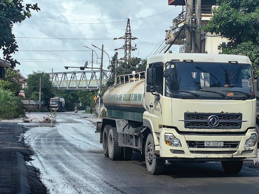 Công tác vệ sinh môi trường tăng cường tưới nước dập bụi Công tác vệ sinh môi trường tăng cường tưới nước dập bụi
