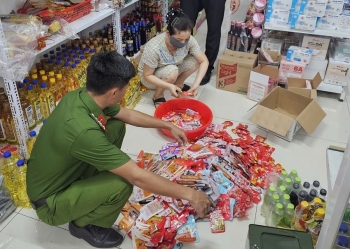 Công an xã A Sào siết chặt kiểm tra, xử lý hàng giả và hàng hóa không rõ nguồn gốc