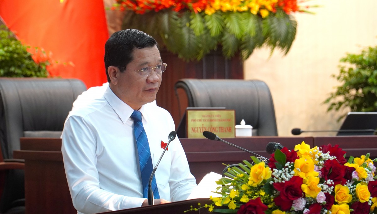 Phó Chủ tịch Thường trực HĐND thành phố Trần Phước Sơn báo cáo tại kỳ họp