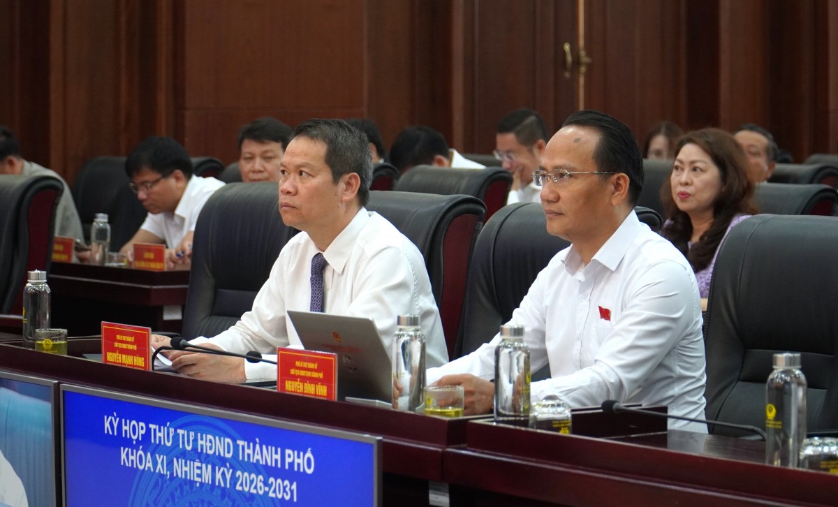 Phó Bí thư Thành ủy, Chủ tịch UBND thành phố Nguyễn Mạnh Hùng; Phó Bí thư Thành ủy, Chủ tịch Ủy ban MTTQ Việt Nam thành phố Nguyễn Đình Vĩnh dự kỳ hop