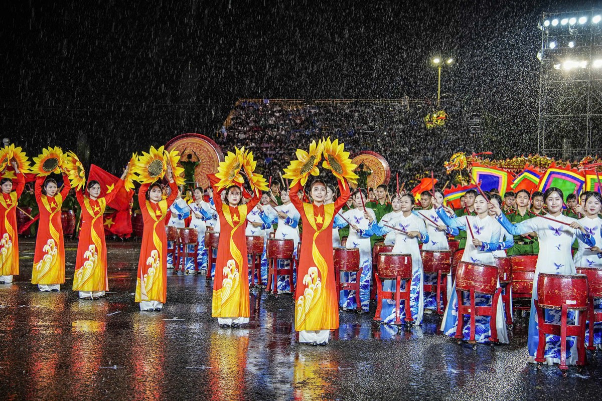 Hàng nghìn người đội mưa xem khai mạc Hội thao Công an nhân dân tại Đà Nẵng