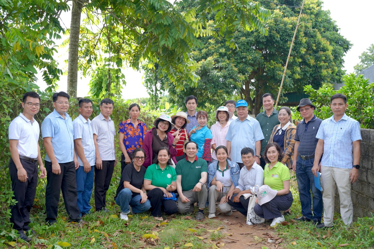 Đoàn công tác của Hiệp hội Nông nghiệp Hữu cơ Việt Nam do TSKH. Hà Phúc Mịch, Chủ tịch Hiệp hội, làm Trưởng đoàn khảo sát các vùng sản xuất và cơ sở chế biến tại xã Tân Lạc, tỉnh Phú Thọ.