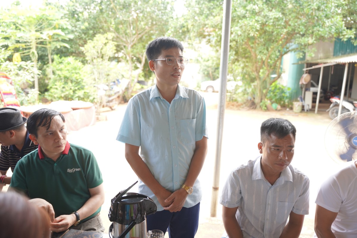 Ông Bùi Văn Khoa, Giám đốc Hợp tác xã Dệt thổ cẩm truyền thống và Dịch vụ tổng hợp Đông Lai, giới thiệu lịch sử hình thành và định hướng phát triển của hợp tác xã.
