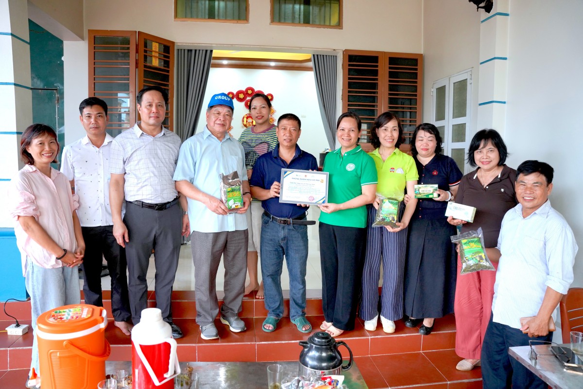 Đại diện Hiệp hội Nông nghiệp Hữu cơ Việt Nam và Hợp tác xã Tân Lạc Sơn chụp ảnh lưu niệm tại lễ trao giấy chứng nhận cơ sở chế biến đáp ứng tiêu chuẩn PGS.