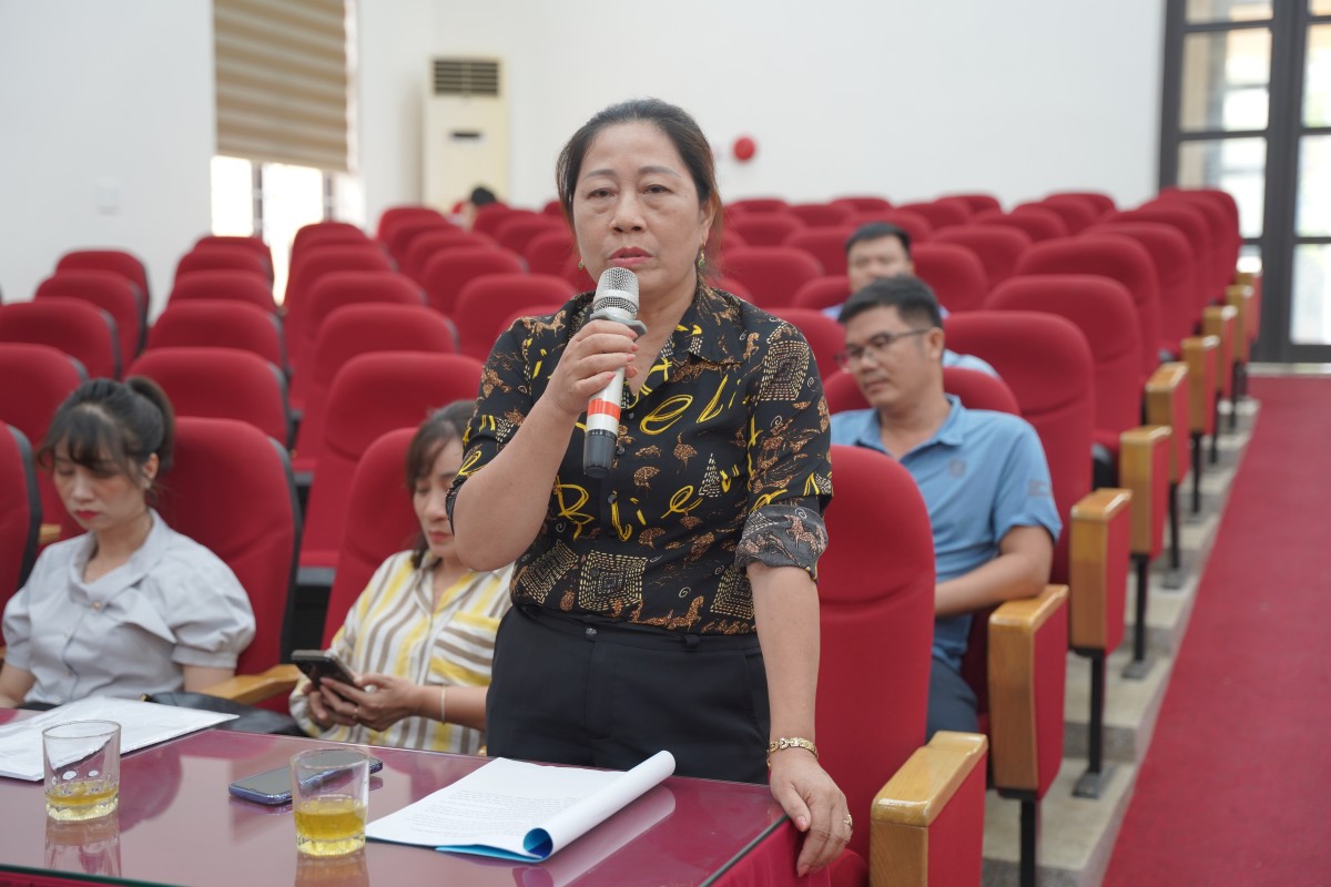 Bà Vũ Thị Oanh, Giám đốc Hợp tác xã Dịch vụ tổng hợp và Phát triển nông thôn Bình Minh, chia sẻ nhu cầu hoàn thiện vùng trồng, thiết bị chế biến, bao bì và thị trường cho bưởi đỏ cùng các sản phẩm từ vỏ bưởi.