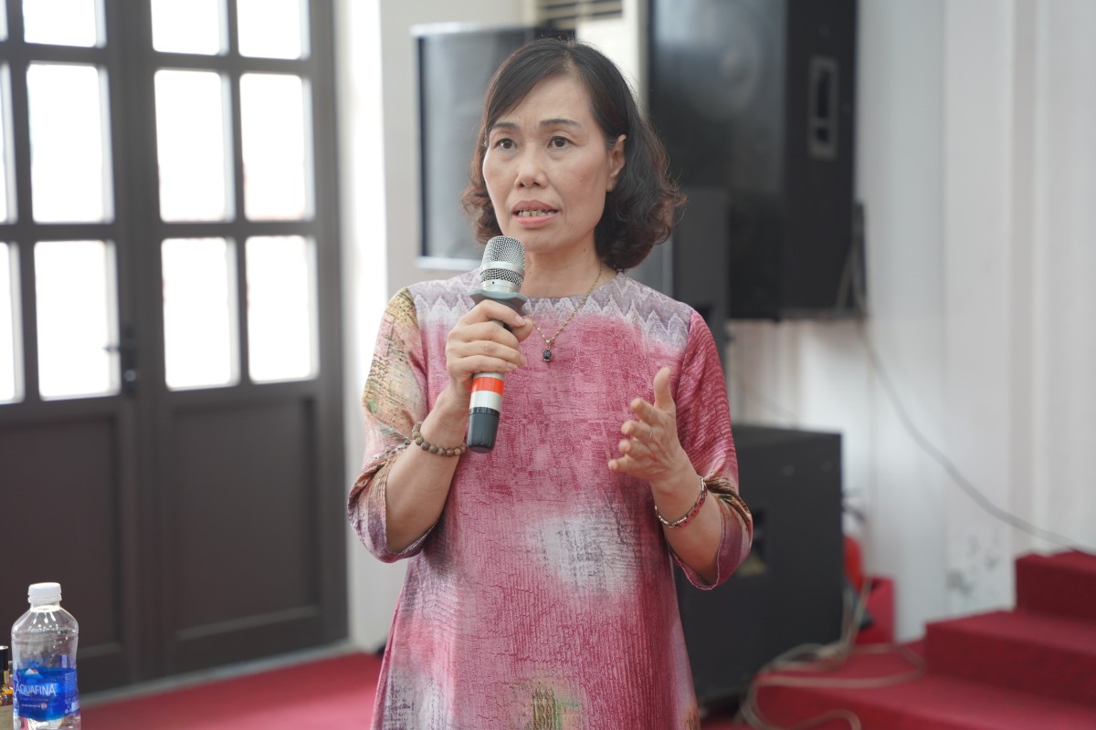 à Vũ Lê Y Voan, Cố vấn cao cấp Chương trình Hỗ trợ Rừng và Trang trại, cho rằng Tân Lạc cần xây dựng câu chuyện sản phẩm từ bưởi đỏ, thổ cẩm, dược liệu, cảnh quan rừng và văn hóa Mường.