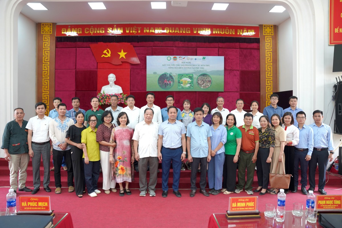 Lãnh đạo, đại biểu, doanh nghiệp và các hợp tác xã chụp ảnh lưu niệm sau lễ ký kết thỏa thuận hợp tác.