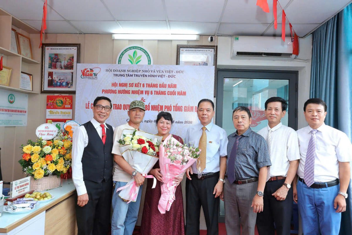 Tập thể cán bộ, trưởng các phòng ban, đơn vị tặng hoa chúc mừng