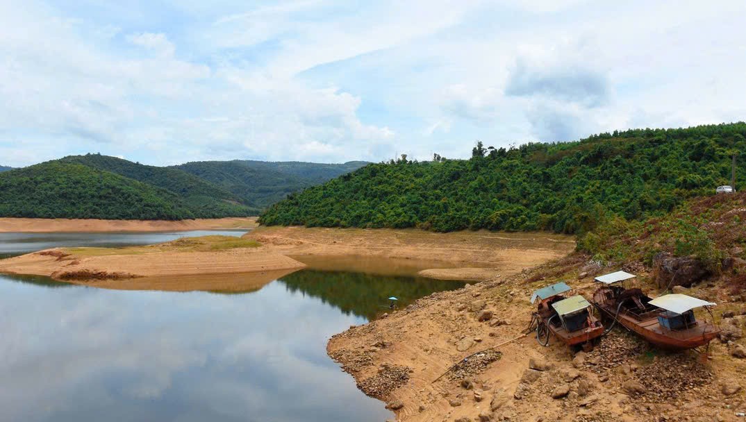 Hồ chứa cạn trơ đáy, nông dân Quảng Ngãi “chạy đua” cứu lúa Hè Thu