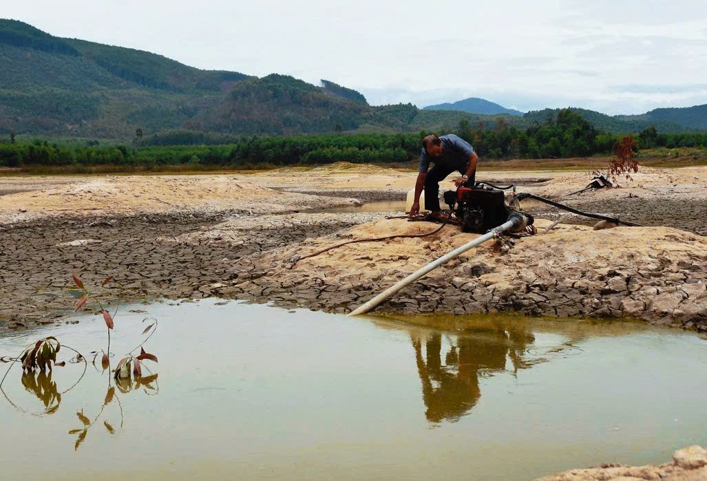 Hồ chứa cạn trơ đáy, nông dân Quảng Ngãi “chạy đua” cứu lúa Hè Thu