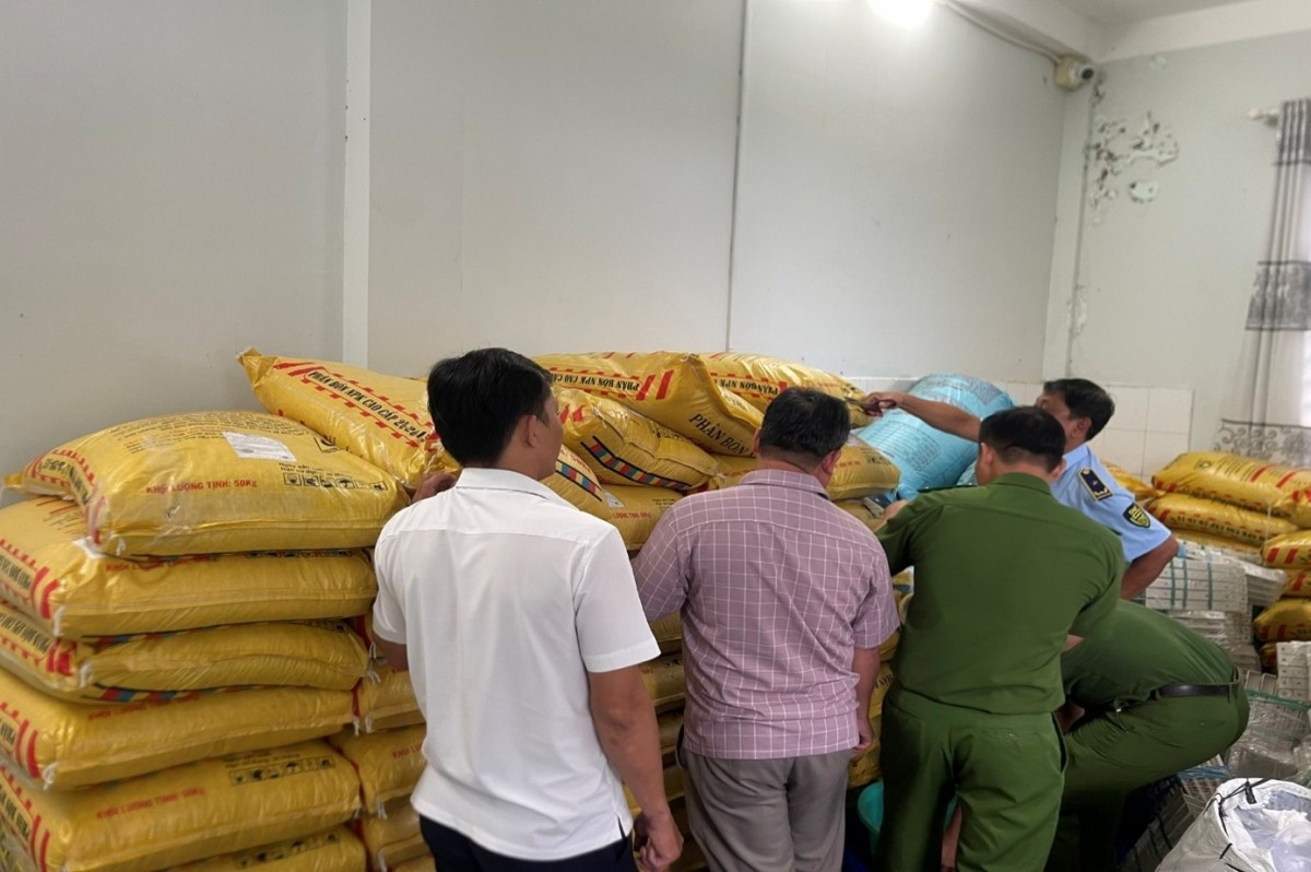 An Giang phát hiện phân bón giả, gian lận hạn sử dụng