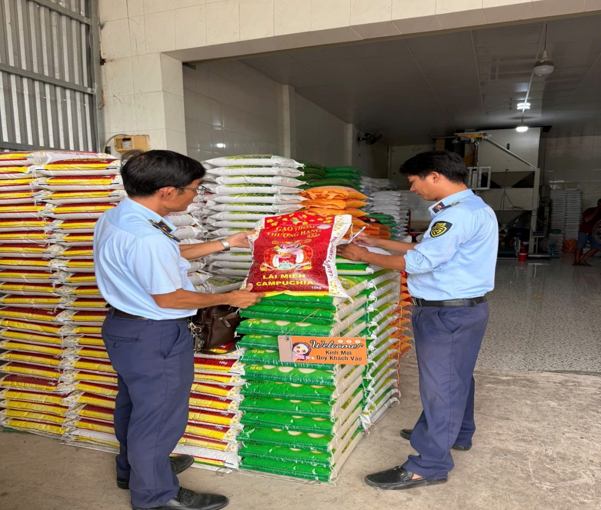 Đồng Tháp: Xử phạt 2 cơ sở kinh doanh hơn 2 tấn gạo không rõ nguồn gốc