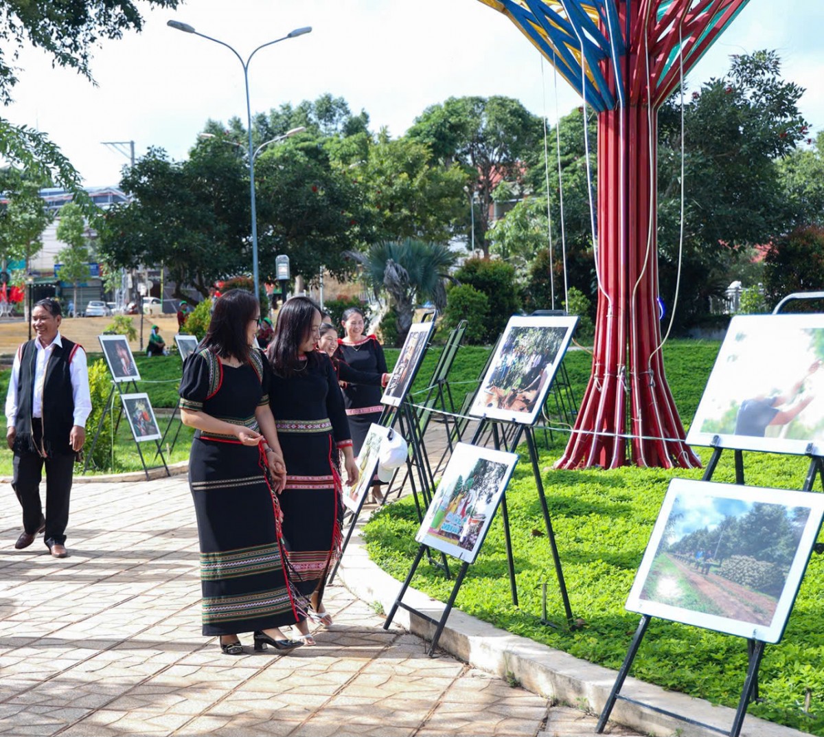 Khai mạc triển lãm ảnh nghệ thuật về sầu riêng Đắk Lắk qua 120 tác phẩm tại xã Krông Pắc