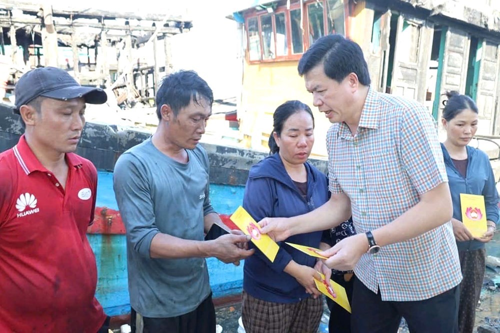 Nghệ An hỗ trợ ngư dân bị thiệt hại sau vụ cháy tàu cá