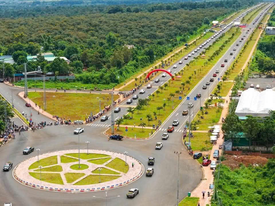 Độc đáo đoàn xe hơn 500 chiếc bán tải chở sầu riêng dài nhất thế giới