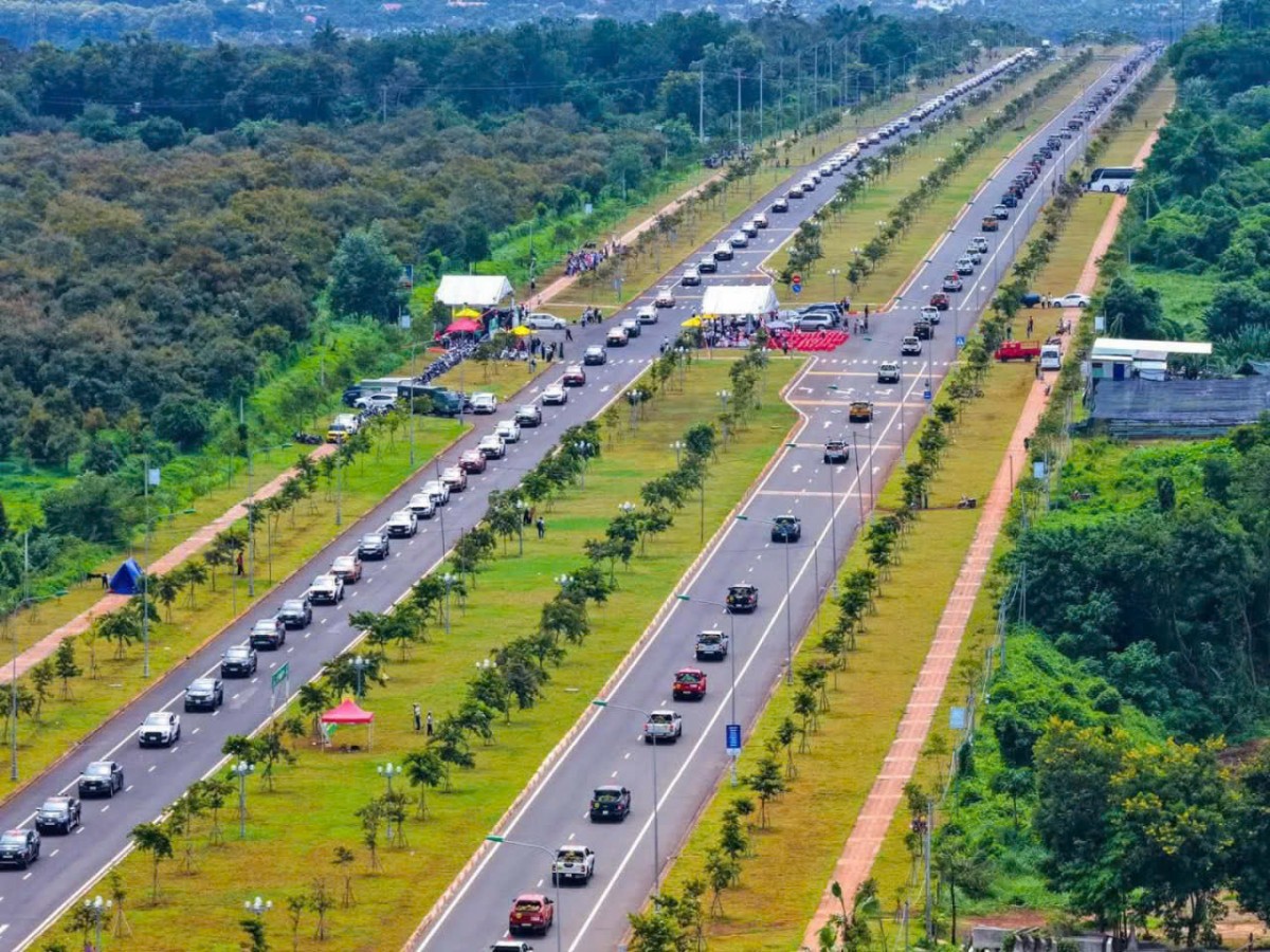 Độc đáo đoàn xe hơn 500 chiếc bán tải chở sầu riêng dài nhất thế giới