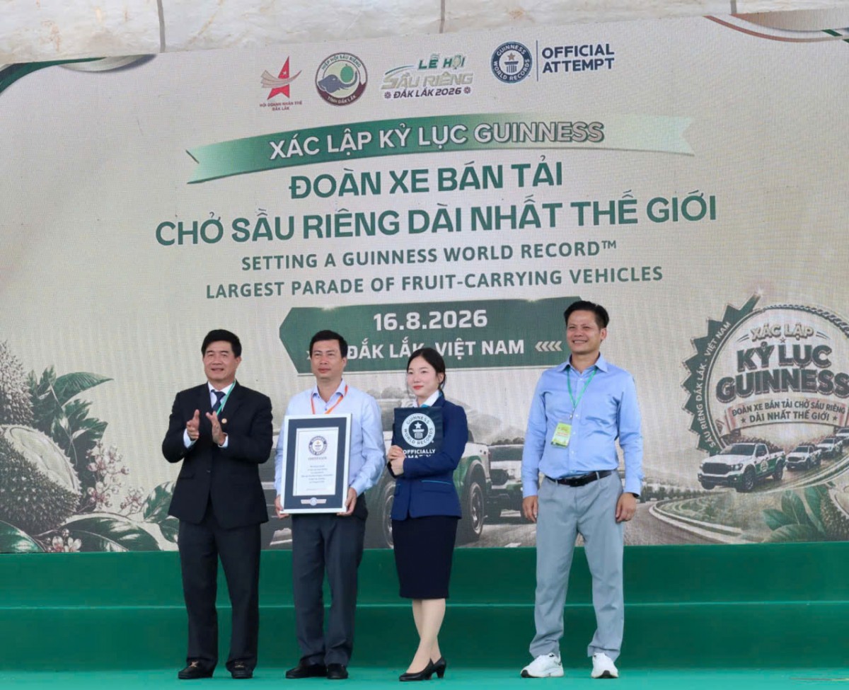 Độc đáo đoàn xe hơn 500 chiếc bán tải chở sầu riêng dài nhất thế giới