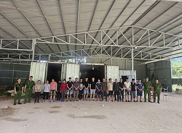 Các đối tượng trong vụ án buôn lậu và vận chuyển trái phép hàng hóa qua biên giới.